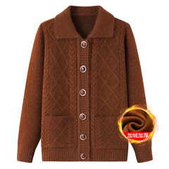 高齢者の秋冬コートの女性のおばあさんは厚い襟のお母さんを着てニットのカーディガンの中高年のセーターの春の服を着ます。