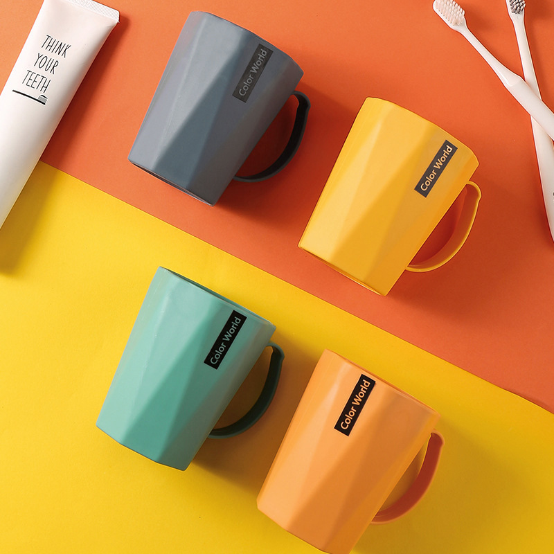 Vasos de plástico para cepillarse los dientes con asas, un par de vasos para enjuague bucal para parejas, de aspecto elegante y lujoso, para uso doméstico, venta al por mayor.