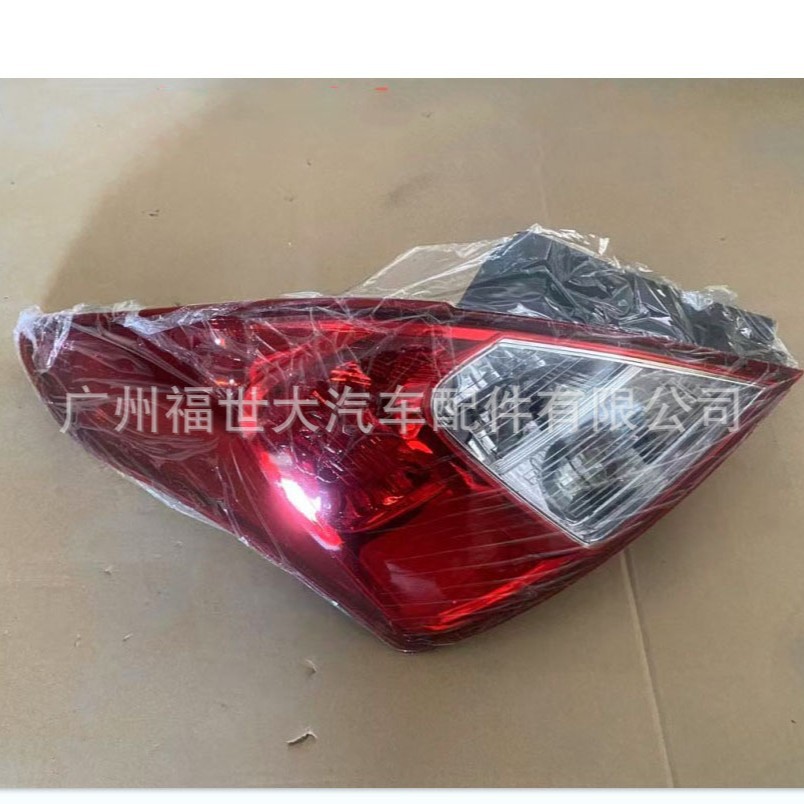 Aplicable a 2014 NISSAN SUNNY luz trasera luz de freno trasera 26555-3AW0A / 26550-3AW0A