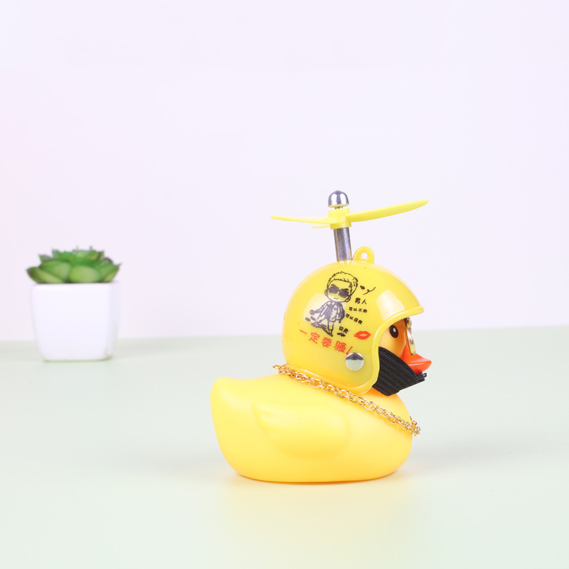 Broken Wind Duck Decoración de coche Adornos Red de coche con casco Tik Duck Little Yellow Duck Car Turbo Duck