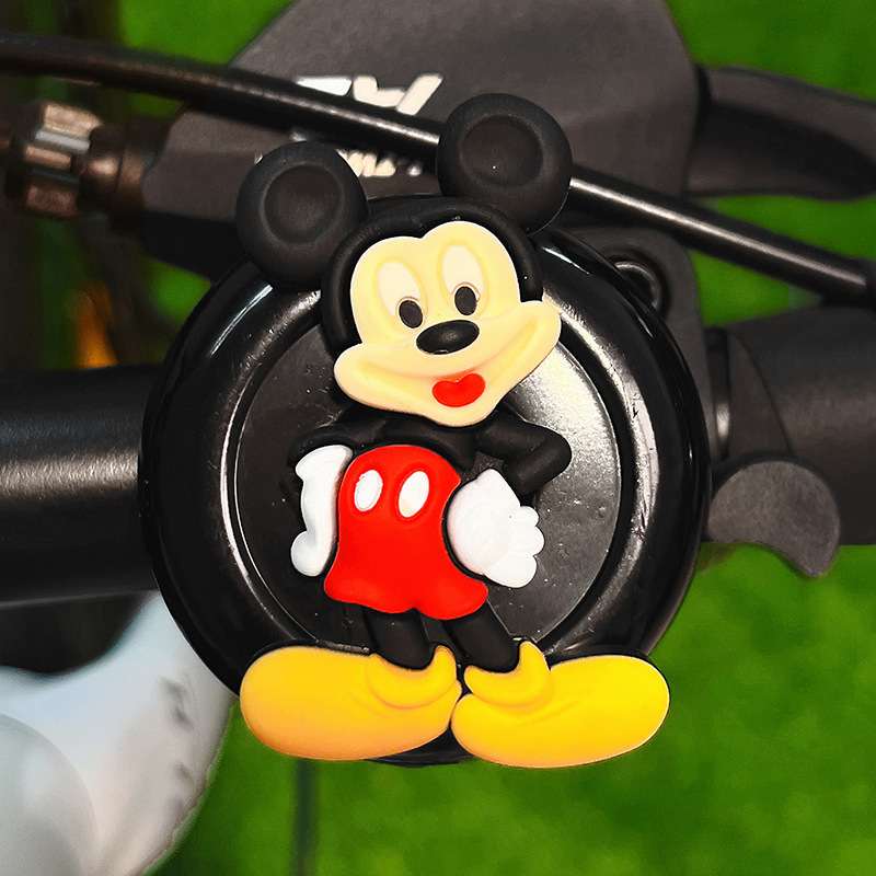子供の自転車のスピーカーの鈴が鳴っています。|undefined
