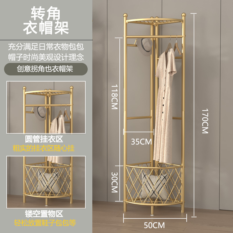 더러운 옷 바구니가 있는 골드 코너 옷걸이