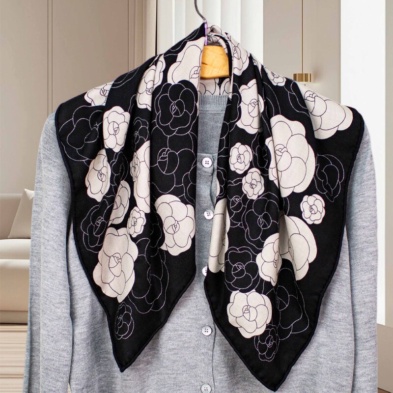 J [Romantic Camellia] Fashionable and Elegant Double-Sided Mulberry Silk Wool Handmade Finely Rolled Edge 70 cm Square Scarf