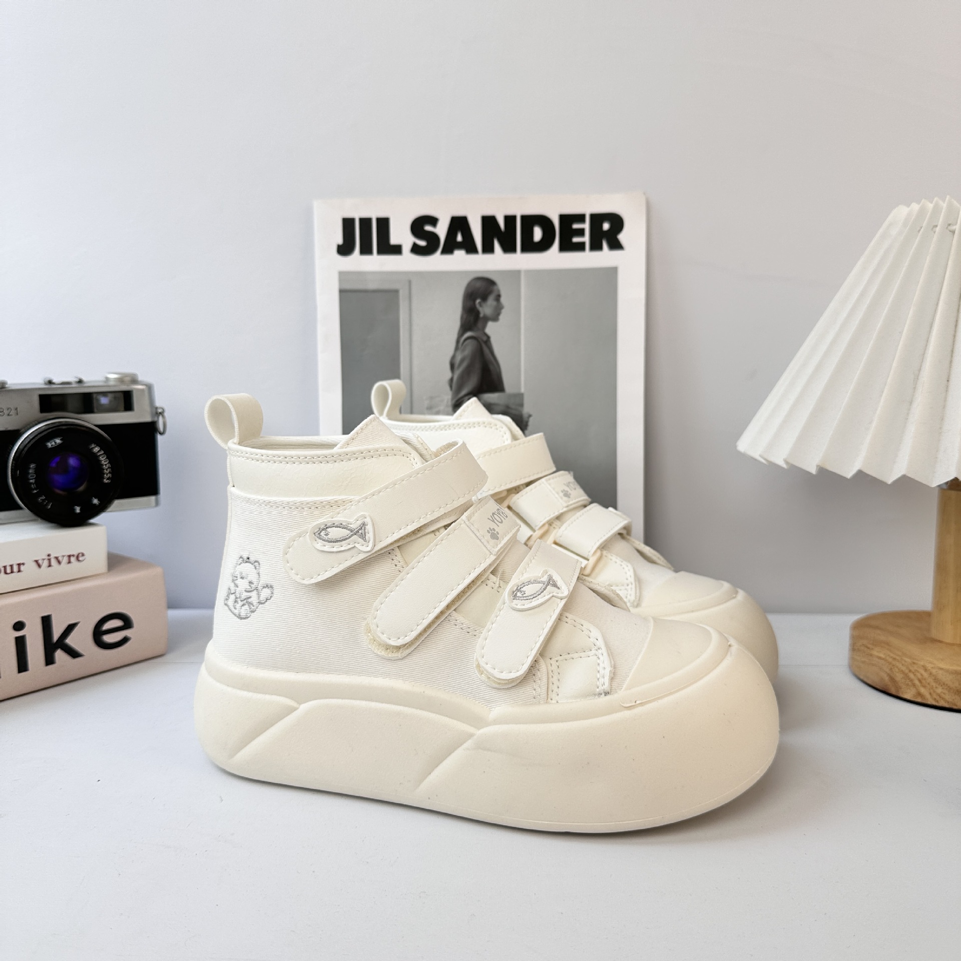 Zapatos de lona de ondas extendidas para estudiantes 2025 zapatos gigantes con una falda de altura de suela gruesa pequeña generación