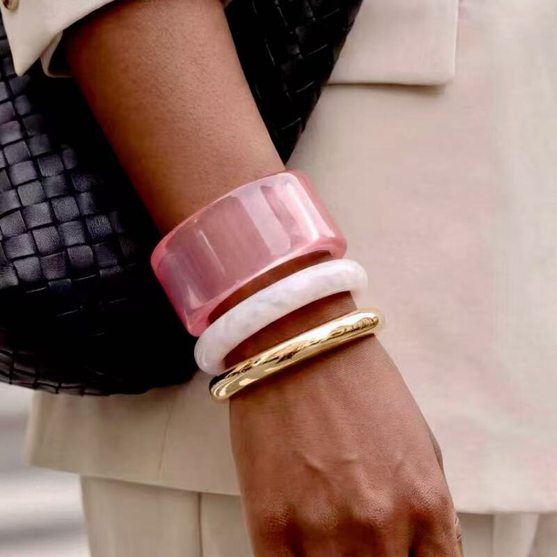 Cross-border European and American style sheer pink resin bracelet set, consisting of three pieces, featuring C-shaped geometric acrylic bracelets, a set of hand accessories Cross-border European and American style sheer pink resin bracelet set, consisting of three pieces, featuring C-shaped geometric acrylic bracelets, a set of hand accessories