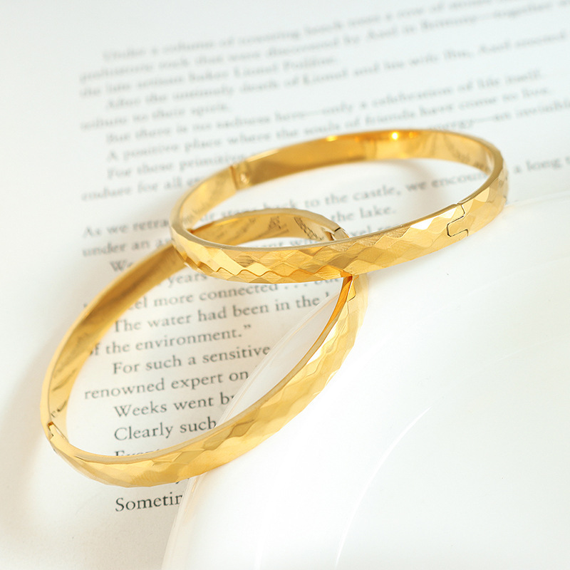 18k oro abierto anillo de acero de titanio pulsera de moda roja pulsera chapada en oro para niños no desvanecerse alta sensación de pulsera en la moda