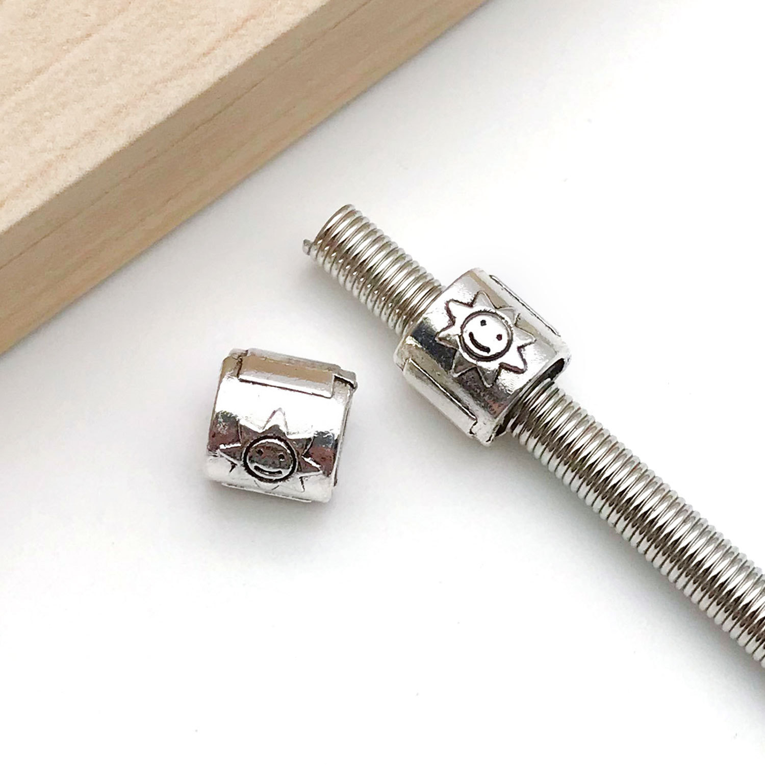 13856-古银锌合金太阳潘家大孔珠7x8-1g