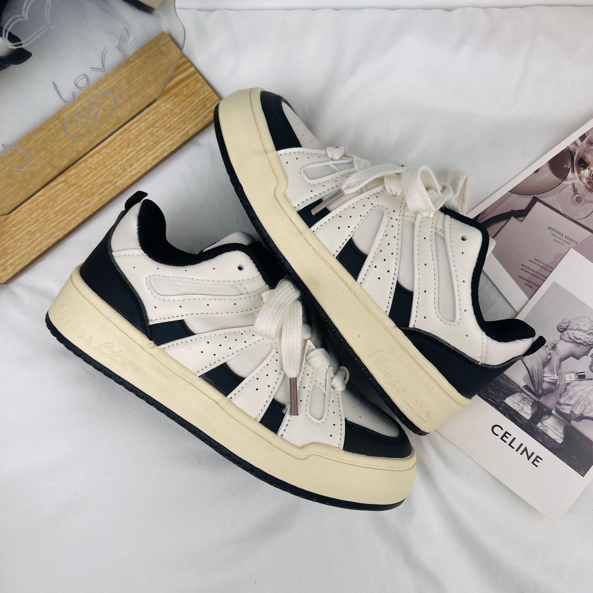 Estilo coreano estudiante versátil zapatillas de deporte de las mujeres nuevo bajo-top deportes zapatos de lona casuales zapatos de mujer estilo de Hong Kong transpirable zapatos de moda plana