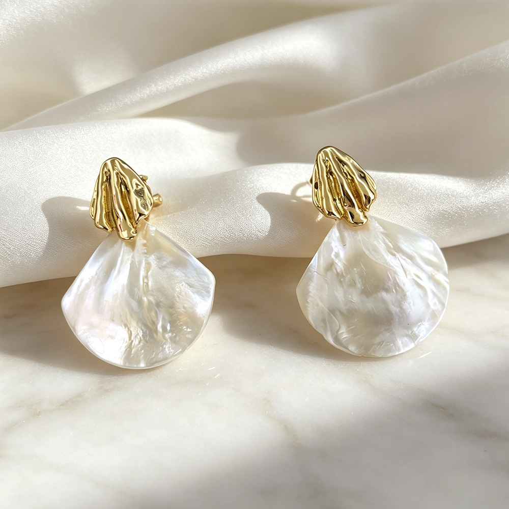 Fashionable and Luxurious Natural Shell Non-Pierced Ear Clips for Women, Elegant and Sophisticated Fan-Shaped Mother-of-Pearl Stud Earrings Wholesale