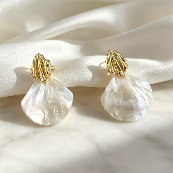 Fashionable and Luxurious Natural Shell Non-Pierced Ear Clips for Women, Elegant and Sophisticated Fan-Shaped Mother-of-Pearl Stud Earrings Wholesale