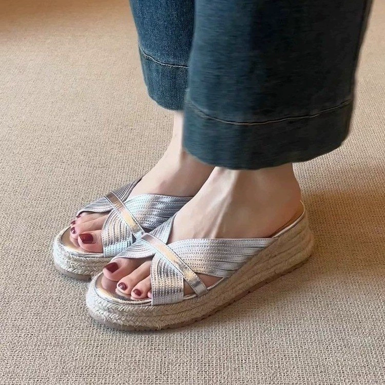 Повседневные женские тапочки на толстой подошве в стиле ретро, ​​модный летний дизайн с открытым носком, пляжные сандалии на танкетке.