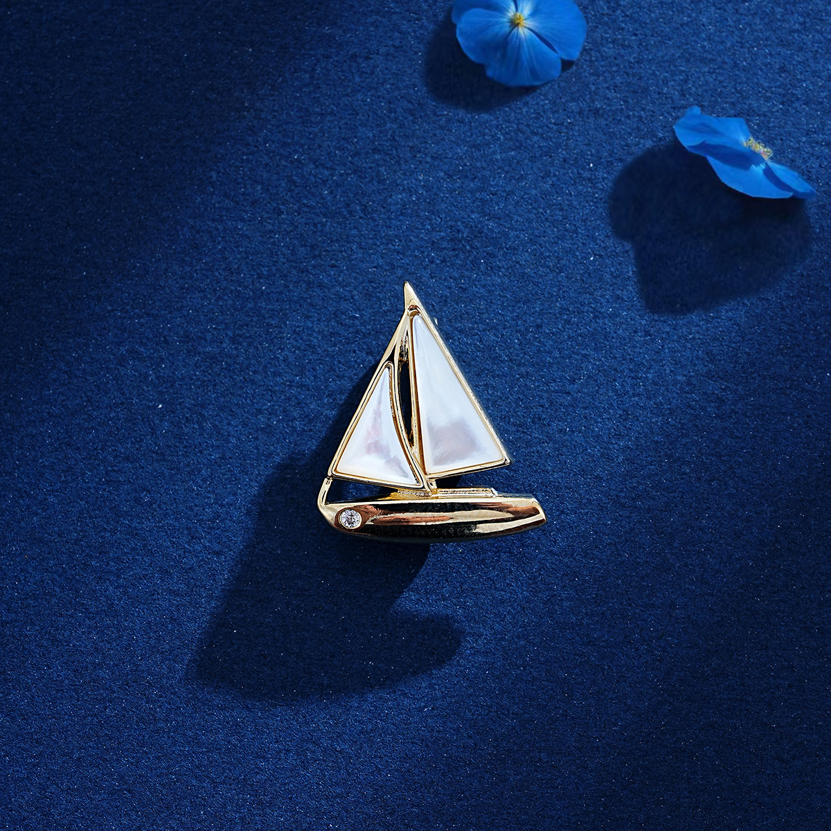 New Elegant Inlaid Natural White Mother-Of-Pearl Small Sailboat Pin Simple and Personalized Smooth Sailing Small Brooch for Men and Women