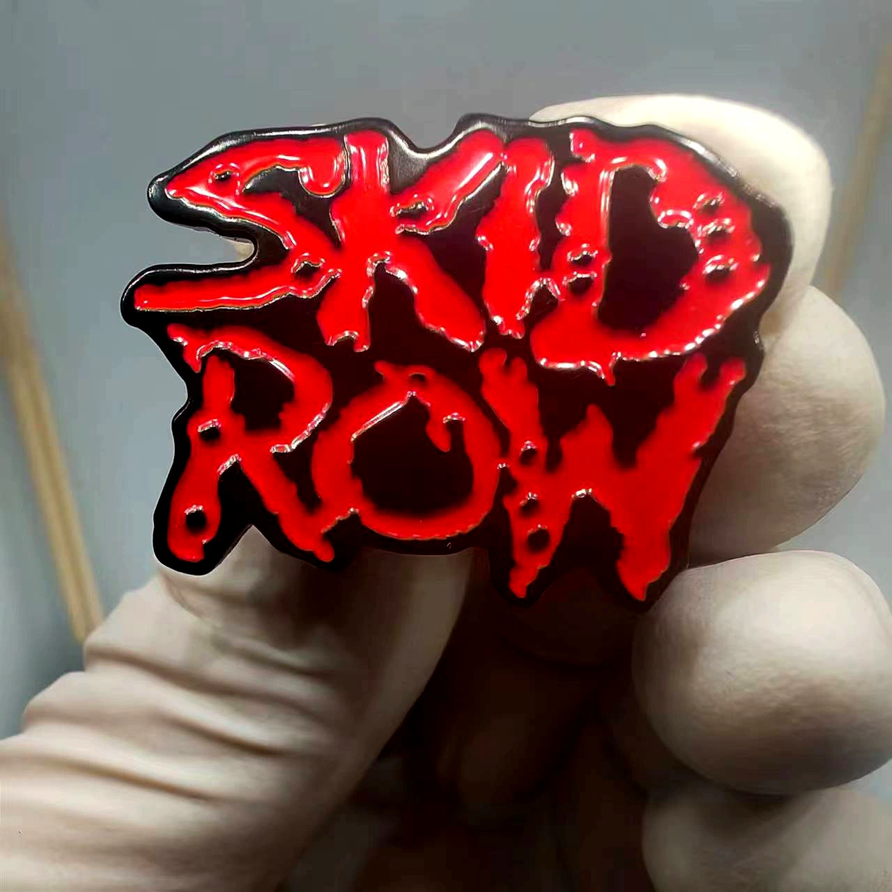 Брошь в стиле готика: тяжелый метал, группа Skid Row, музыкальная фан-банда, металлическая булавка-аксессуар