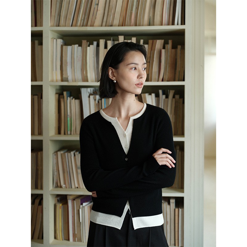 Simple Intellectual Style Yangzi Yarn Wool Color-Blocked Fake Two-Piece Knit Sweater for Women, Spring Top