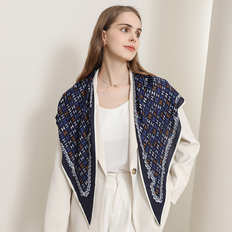 Viajes de viaje fuera de la cadena letra impresa toallas triangulares coreanas de otoño moda elegante con chal