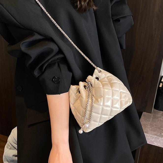 Bolso de cadena de diamantes para mujer 2025 nuevo bolso de cubo de nicho de sentido de alta gama salvaje bolso de mensajero de hombro popular de verano