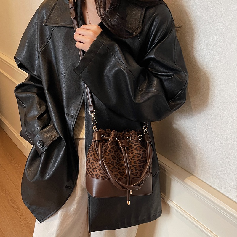 Bolso de leopardo de mujer 2025 nuevo otoño invierno lujo ligero nicho de alta sensación bolso de hombro de terciopelo de gamuz bolso de balde
