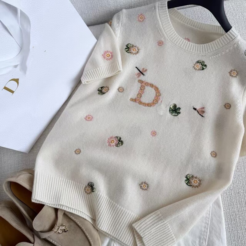 High-quality trendy brand D's new 2026 autumn/winter collection: age-reducing, stylish, and elegant embroidered short-sleeve knit top for women High-quality trendy brand D's new 2026 autumn/winter collection: age-reducing, stylish, and elegant embroidered short-sleeve knit top for women