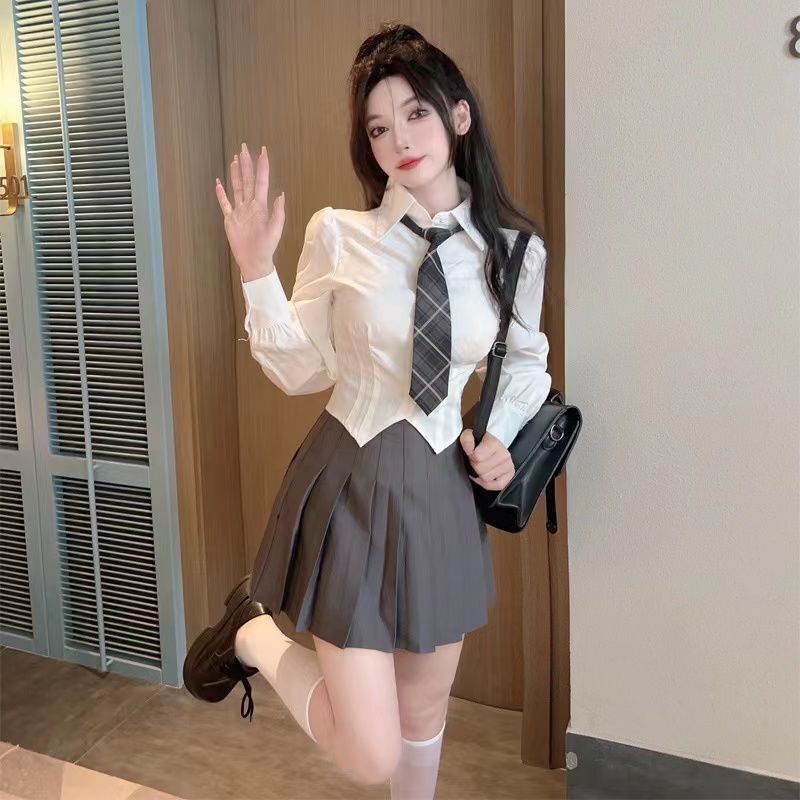 白いシャツの女性jk制服ギャルシャツ春と秋の学院風純欲は腰を収めてやせている長袖の上着を見せます。|undefined