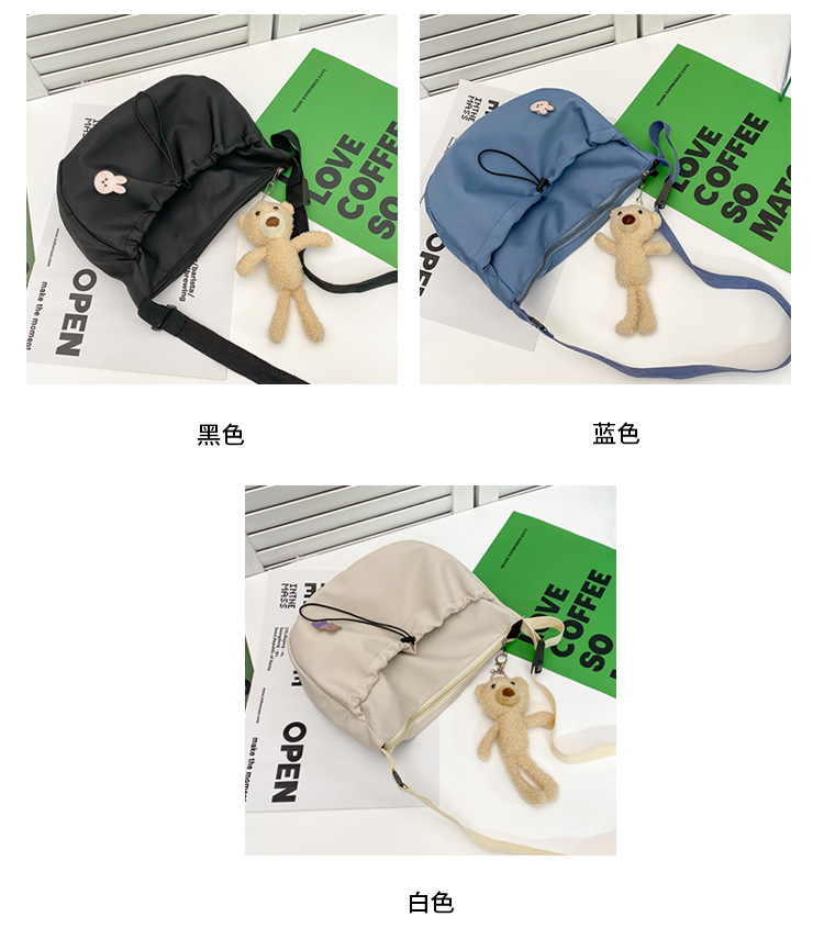 The new 2022 Little Bear canvas small bag for women is simple and versatile. The student dumpling bag is a trendy casual single-shoulder crossbody bag Application Scenario