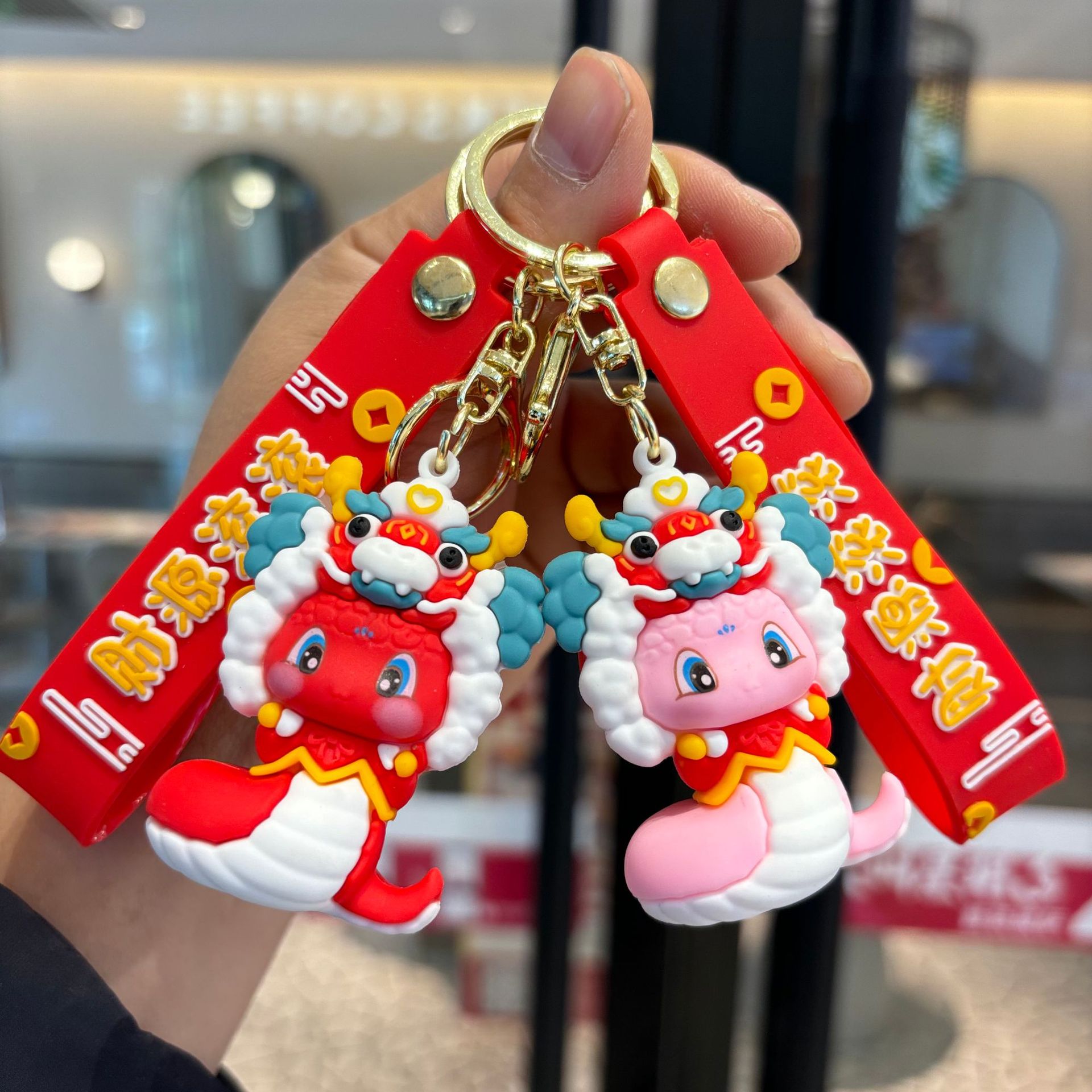 Año Nuevo adorable serpiente año zodiacal serpiente oro para atraer la fortuna muñeca tridimensional llavero de automóvil colgante atrapar regalos al por mayor