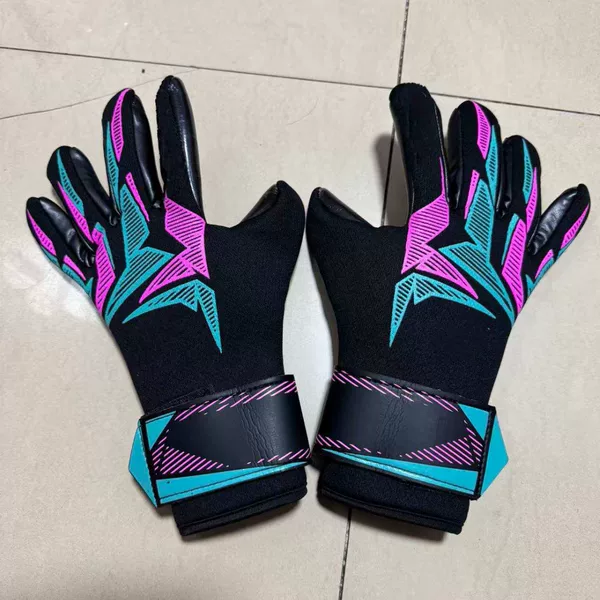 New football goalkeeper gloves for adults and children, thickened non-slip latex breathable goalkeeper gloves