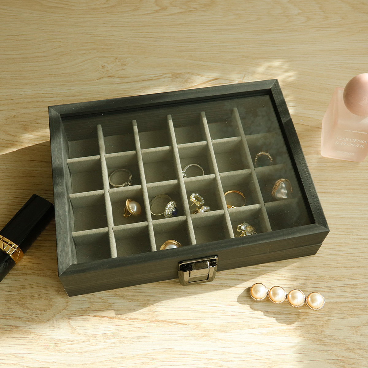 ��̴ľ�Ʋ����촰24�����κ����׶���չʾ���ɷ����鱦��С����Ʒ