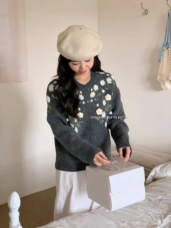 韩风温柔立体花朵细腻软糯毛衣开衫女气质高级感圆领宽松针织外套|undefined