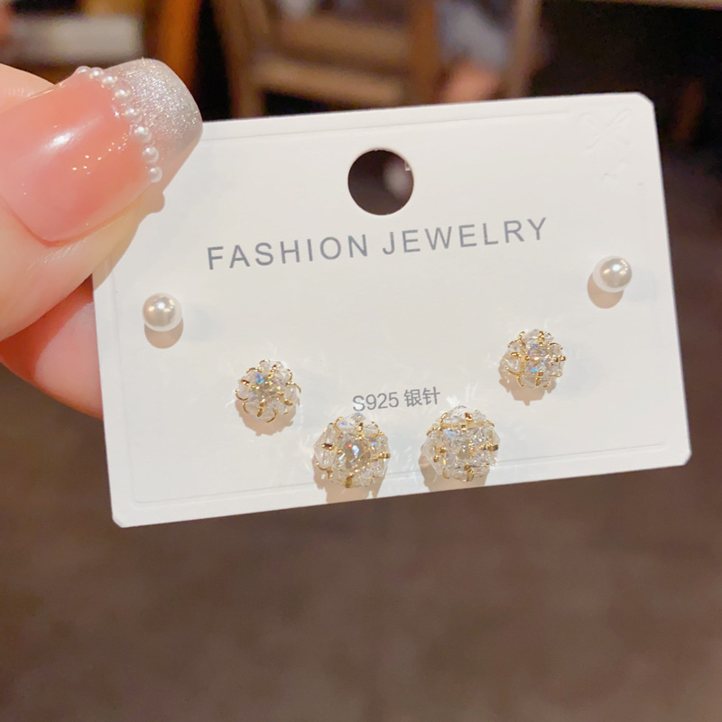 S925 aguja de plata micro incrustaciones de circón pendientes cortos pendientes de pelo corto japonés y coreano elegante todo-fósforo simple conjunto de tres piezas pendientes para las mujeres