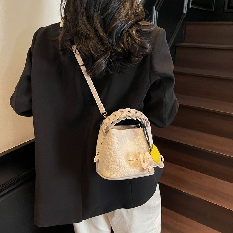 Bolso pequeño portátil de textura de alta calidad para mujer 2025 nuevo bolso de cubo de cuero suave de moda bolso de mensajero de hombro casual de todo fósforo