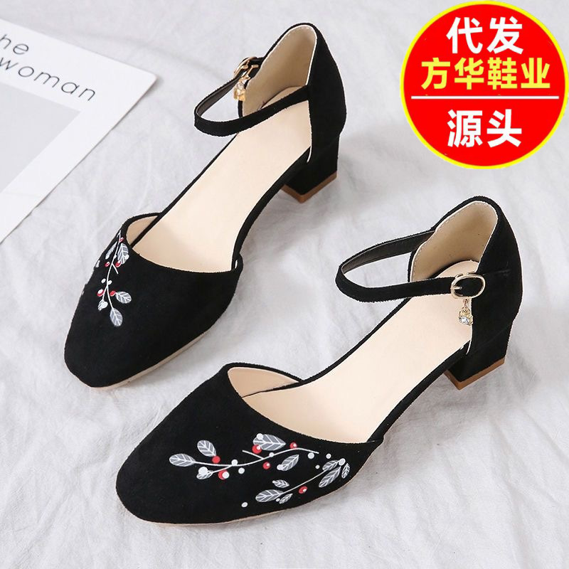 2026 verano nuevo estilo nacional de sandalias de cabeza de estilo hebilla de talón medio grueso zapatos de tacones bajos para mujeres
