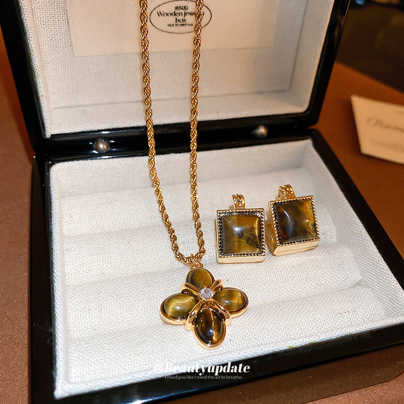 Set di collane con fibbia per orecchie a forma di fiore di moda retrò in stile designer Set di gioielli di moda con catena di maglione elegante e di fascia alta_voghion.com