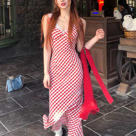 时尚法式红色格子连衣裙女夏季设计感甜美v领度假吊带裙收腰长裙
