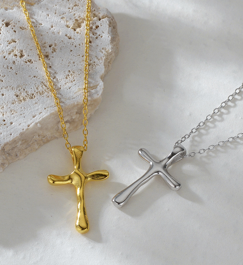 Zilveren ketting met kruis en onregelmatige lava textuur dames_voghion.com