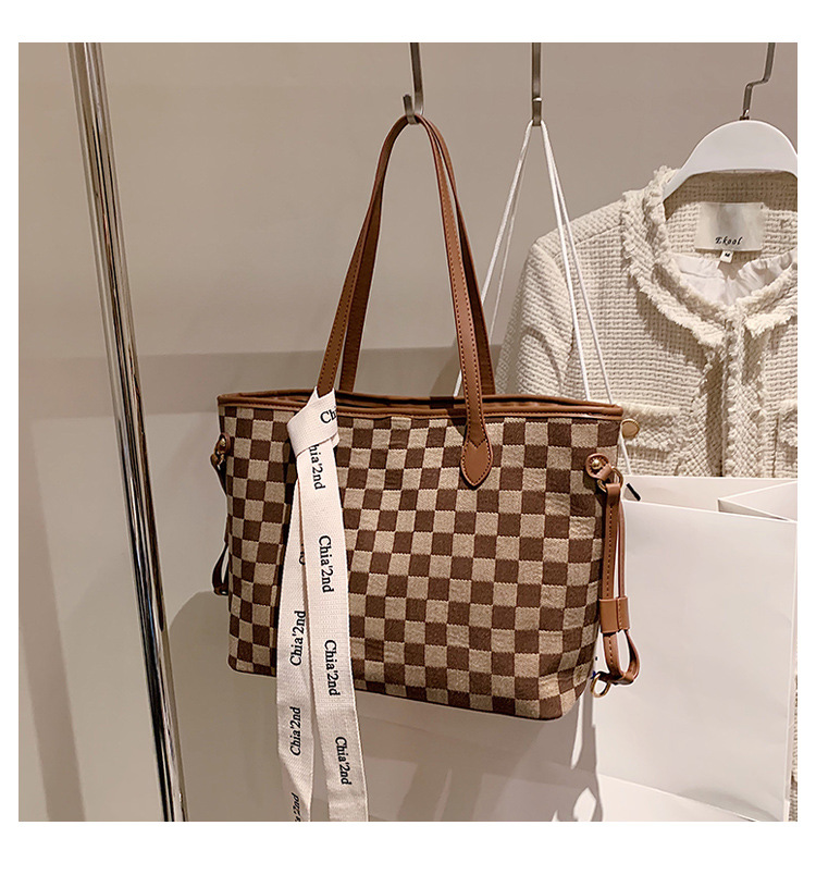 Autumn and winter largecapacity bags new fashion checkerboard commuter shoulder tote bagpicture11