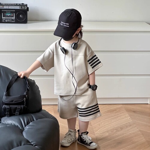 Boys' Korean-style sporty summer set two-piece with short-sleeve T-shirt and shorts, featuring three stripes and casual design for children.