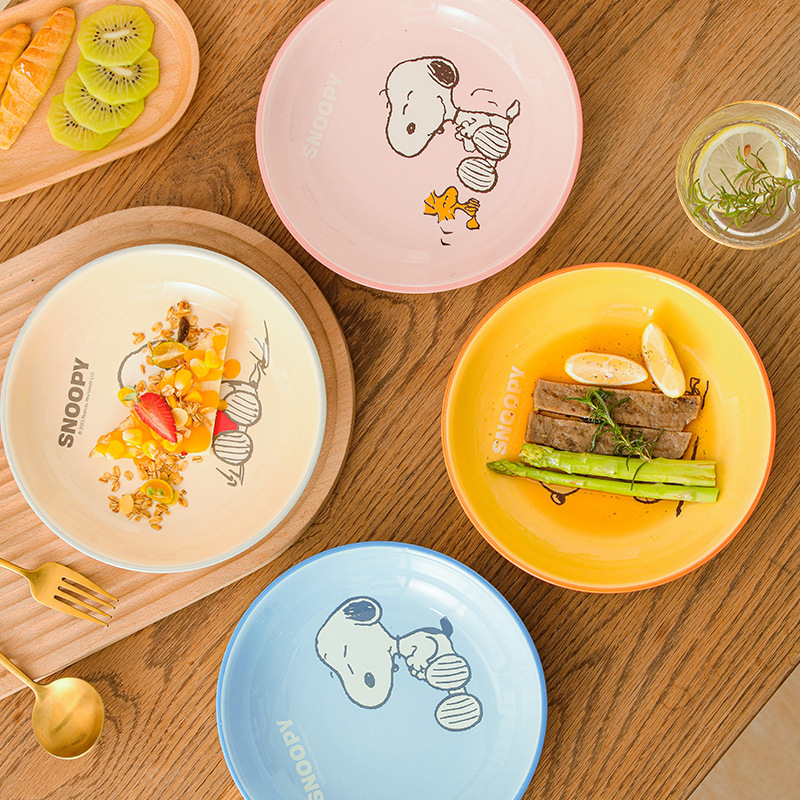 Snoopy co-marcado snack platos de frutas platos de cerámica platos redondos resistentes a altas temperaturas platos de dibujos animados regalos de vacaciones