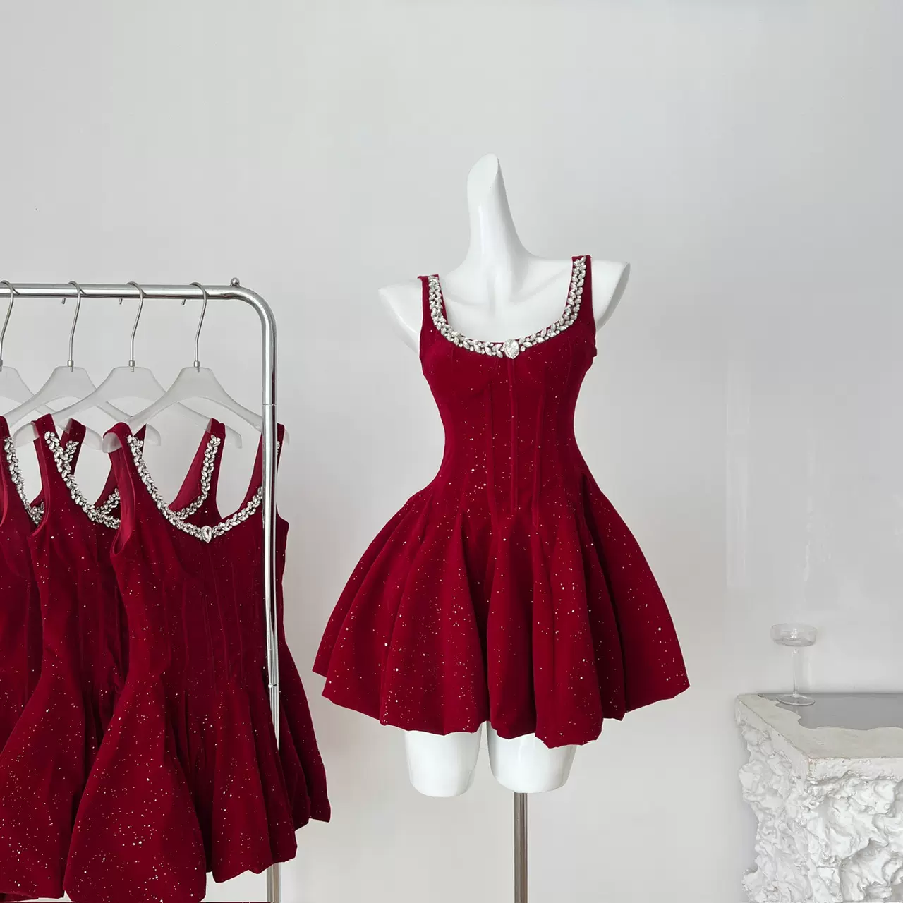 寺迈新年战袍"法式千金红色丝绒水钻收腰气质蓬蓬裙连衣裙2025冬