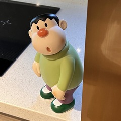 アニメネットの赤いデスクトップの置物が太っています。