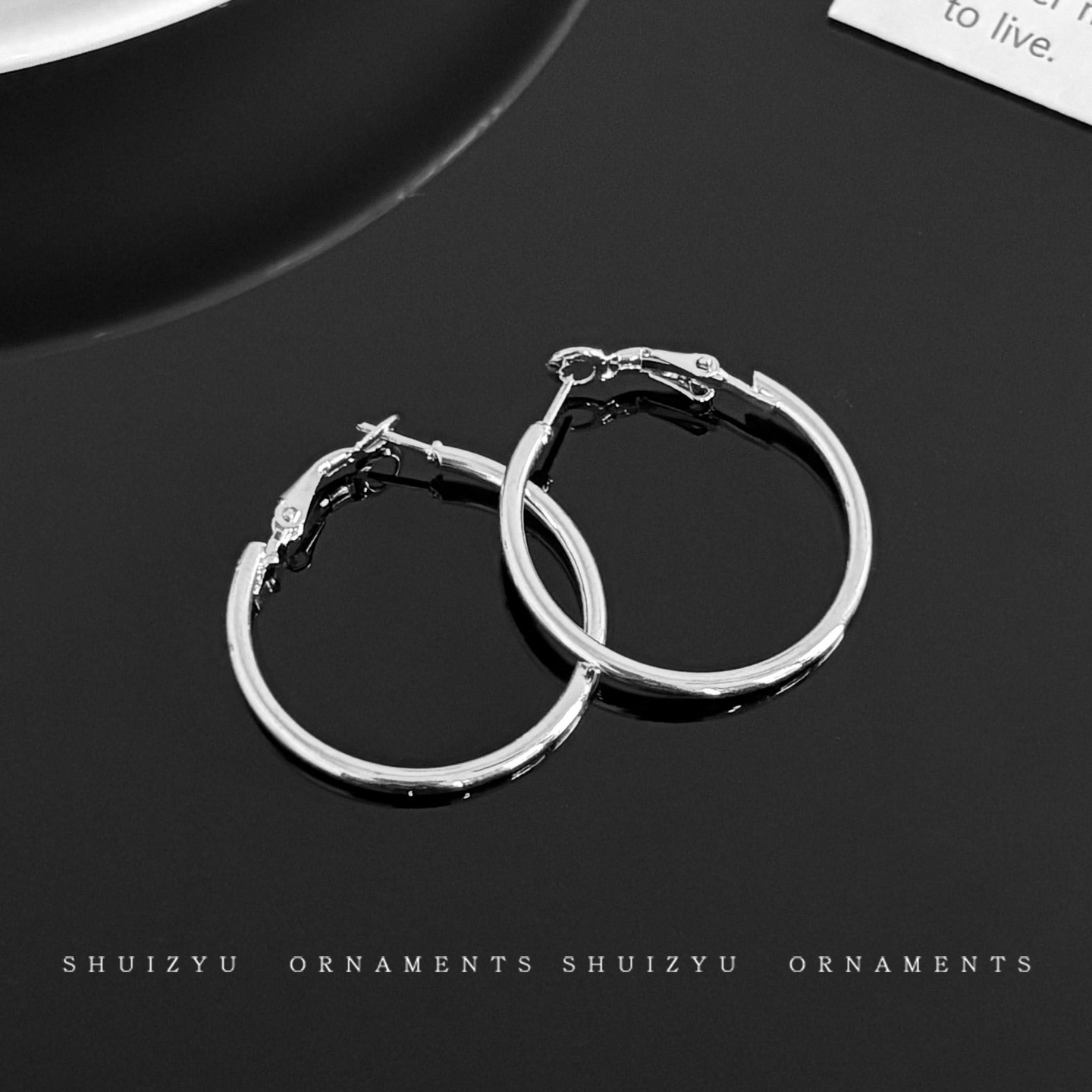 Puesto de mercado nocturno Pendientes de temperamento de moda caliente Pendientes de otoño e invierno para mujer Pendientes de perlas de imitación de lujo ligero de alta gama al por mayor