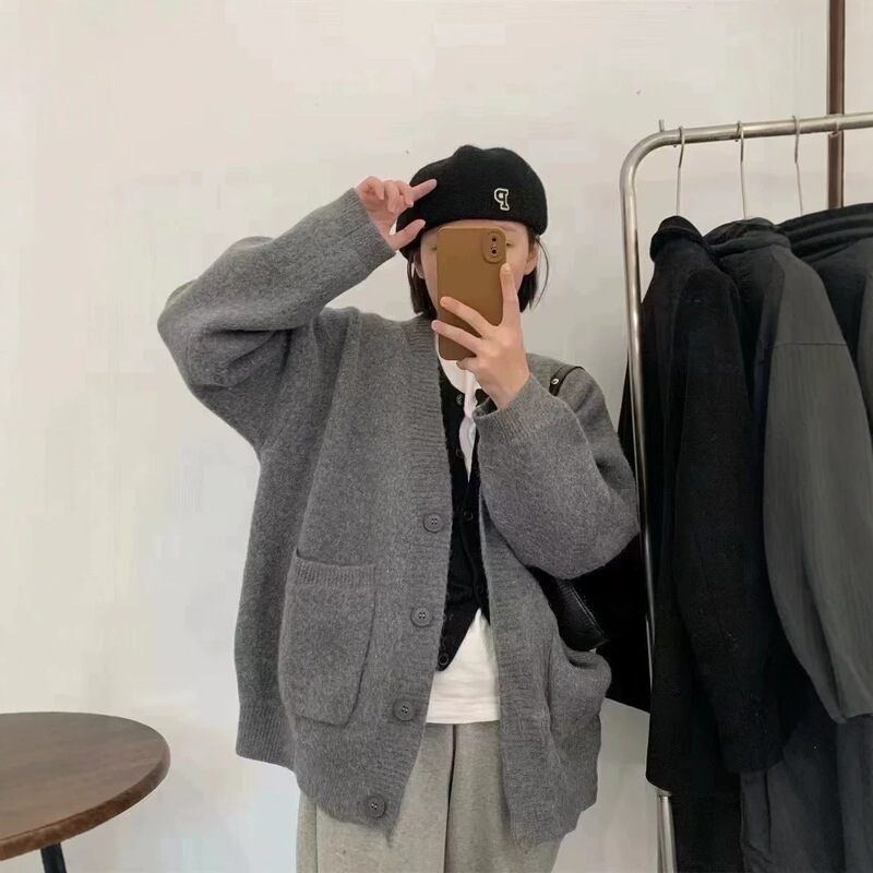 Korean-style V-neck double-pocket knitted cardigan for women, autumn and winter, loose, soft, casual, solid color, versatile sweater coat top Korean-style V-neck double-pocket knitted cardigan for women, autumn and winter, loose, soft, casual, solid color, versatile sweater coat top