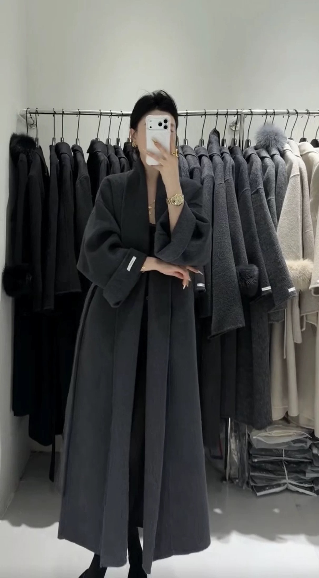 짙은 회색