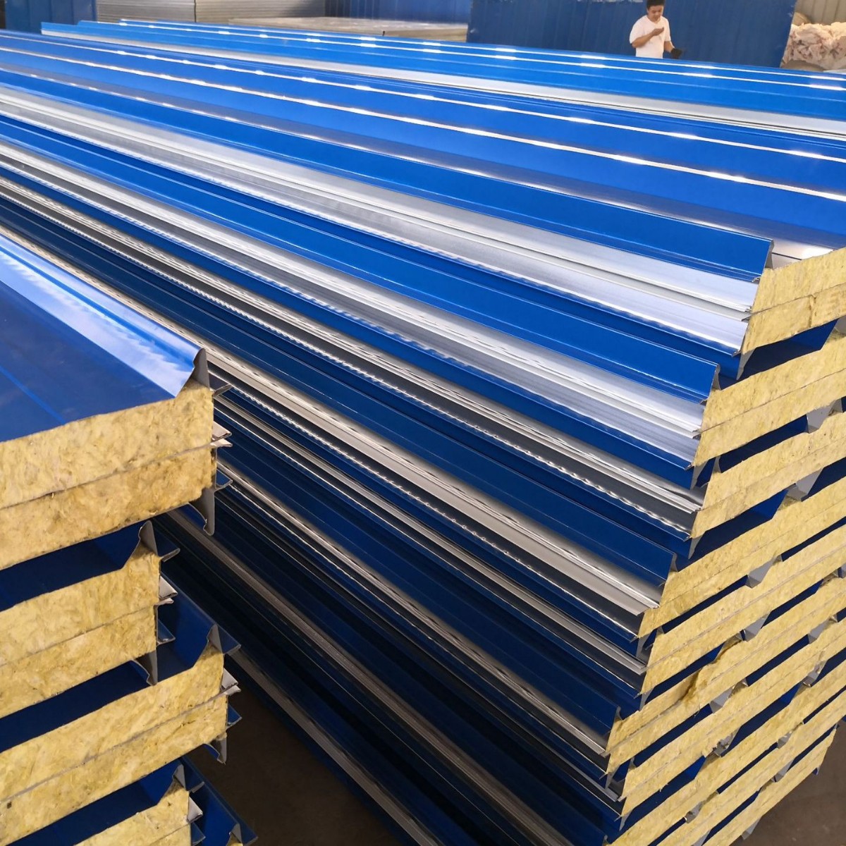 天津厂家供应防火阻燃岩棉彩钢夹芯板 夹心屋面彩钢板复合板屋面