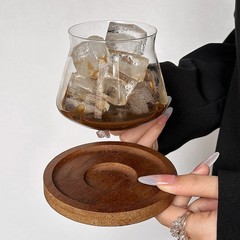 レトロな喫茶店の透明なグラスのラテのコップは口をひっくり返して冷たい杯の氷のアメリカ式のコーヒーの杯の飲み物の杯の冷たい飲み物の杯の冷たい飲み物のコップを入れます。