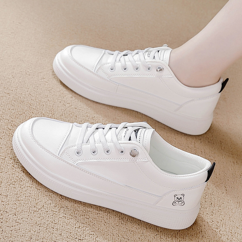 2026 zapatos blancos de primavera nuevos zapatos de estilo coreano para niñas estudiantes aumentaron suela gruesa zapatos casuales transpirables de cuero para mujeres 2066