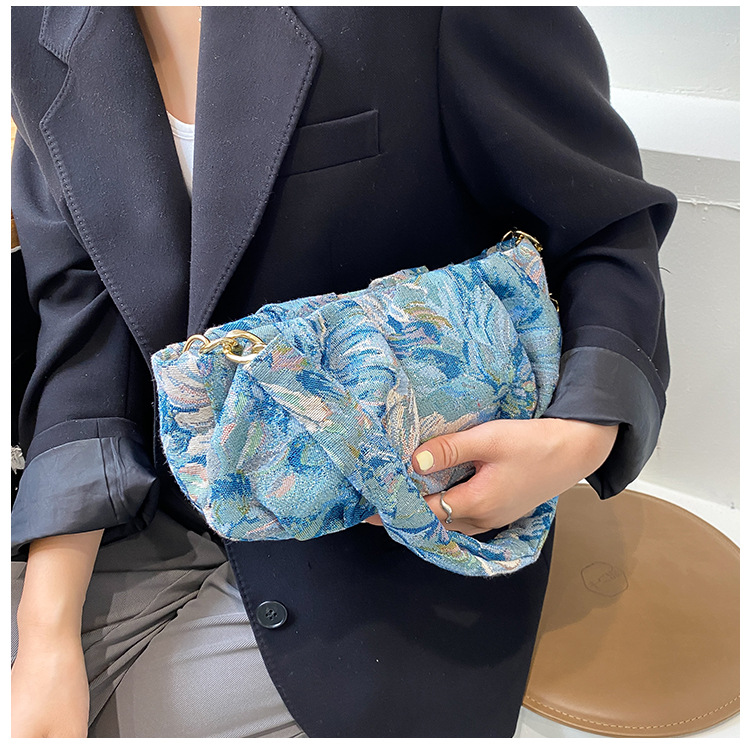 Blue Flower Painting Pattern One-shoulder Messenger Cloud Bag Wholesale Nihaojewelry display picture 8