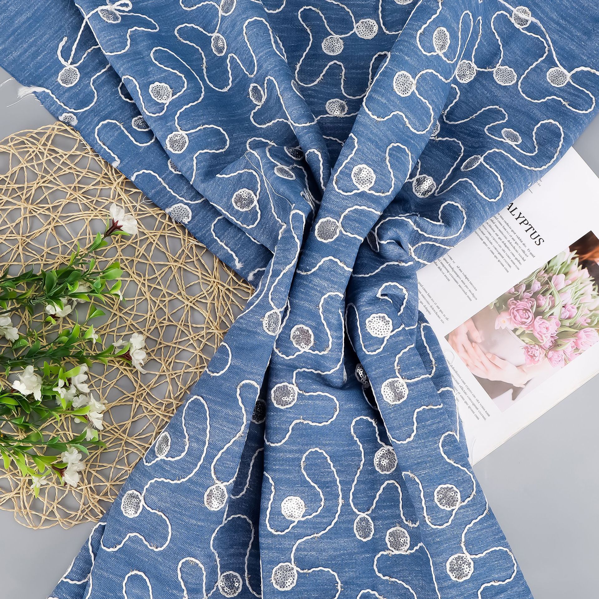 供应不规则珠片绣花牛仔斜纹牛仔布料韩版牛仔连衣裙服装设计面料