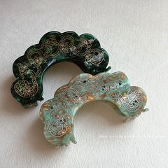 レトロな中古風が青い糸の花びらを引っ張って、髪を挟んで髪を挟んで飾ります。