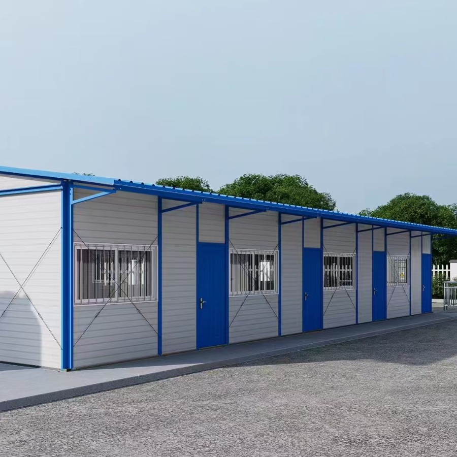 Residentes en el sitio de construcción de casas prefabricadas