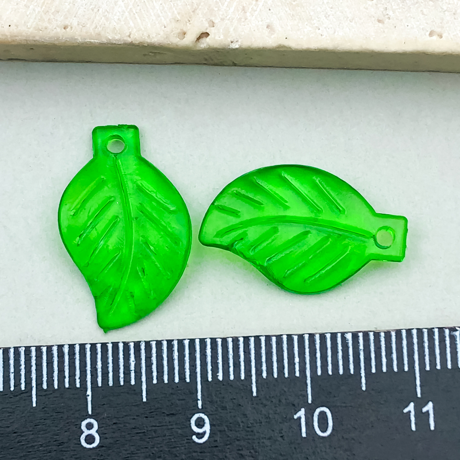 Simulación perforada chapada en color hoja de arce hoja verde hoja de uva accesorios de acrílico transparente hecho a mano pulsera decorativa de bricolaje cuentas